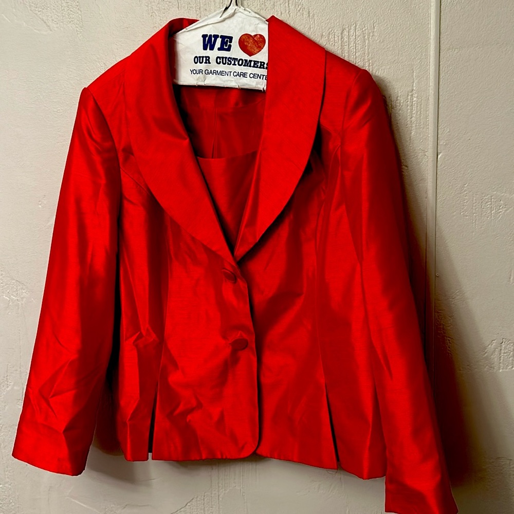 Two piece suit with attachable dickie